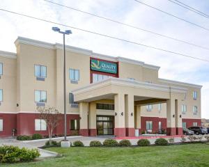 un edificio de hotel con un cartel en él en Quality Inn & Suites en Bryan