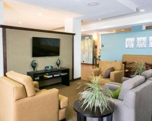 ein Wohnzimmer mit Sofas und einem Flachbild-TV in der Unterkunft Sleep Inn & Suites Austin North - I-35 in Austin