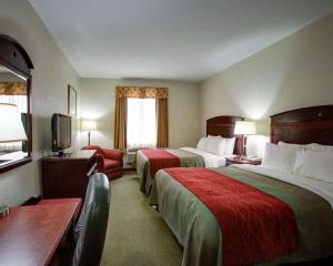 ein Hotelzimmer mit 2 Betten und einem TV in der Unterkunft Quality Inn in Rockdale