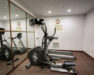 einen Fitnessraum mit zwei Laufbändern und einem Spiegel in der Unterkunft Quality Inn in Rockdale