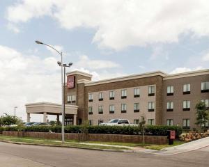 budynek z światłem ulicznym przed nim w obiekcie Comfort Suites near Westchase on Beltway 8 w mieście Houston