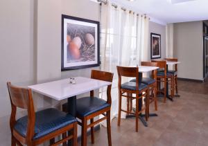 Comfort Suites near Westchase on Beltway 8 레스토랑 또는 맛집