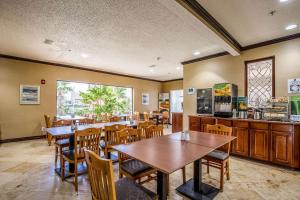 a restaurant with tables and chairs and a counter at Quality Inn and Suites Seabrook - NASA - Kemah in Seabrook