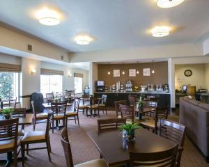 A restaurant or other place to eat at Sleep Inn and Suites Round Rock - Austin North