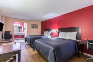 سرير أو أسرّة في غرفة في Quality Inn & Suites Bridge City Orange