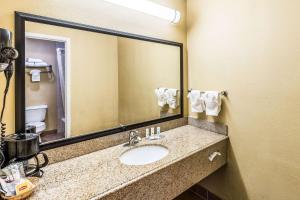 Koupelna v ubytování Quality Inn