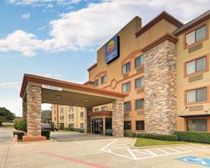 a hotel with a sign on the front of it at Comfort Inn Grapevine Near DFW Airport in Grapevine