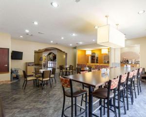 une grande salle à manger avec une grande table et des chaises dans l'établissement Comfort Inn & Suites Burnet, à Burnet