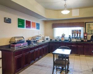 Kuchyň nebo kuchyňský kout v ubytování Comfort Inn I-20 Midland Stanton