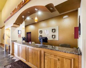 a bar in a waiting room with acision at Comfort Inn & Suites Burnet in Burnet