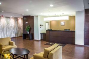 Predvorje ili recepcija u objektu Sleep Inn & Suites Center