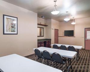TV a/nebo společenská místnost v ubytování Comfort Inn I-20 Midland Stanton