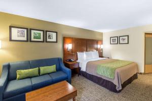 ウィチタフォールズにあるComfort Inn Wichita Falls Northのベッドとソファ付きのホテルルーム