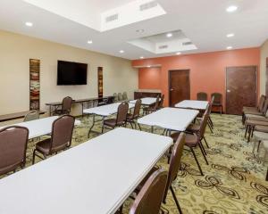 TV a/nebo společenská místnost v ubytování Comfort Suites Cotulla near I-35
