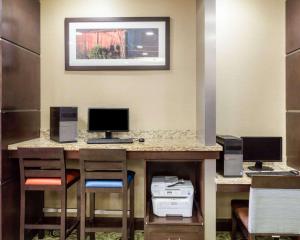 TV a/nebo společenská místnost v ubytování Comfort Suites Cotulla near I-35