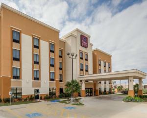 una representación de un hotel con aparcamiento en Comfort Suites Cotulla near I-35, en Cotulla