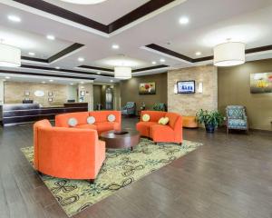 un vestíbulo con sillas naranjas y una sala de espera en Comfort Suites Cotulla near I-35, en Cotulla