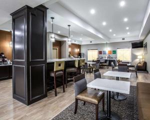 um restaurante com mesas e cadeiras e um bar em Comfort Suites Northwest - Cy - Fair em Houston