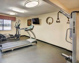 a gym with two treadmills and a treadmill at Comfort Inn Grapevine Near DFW Airport in Grapevine