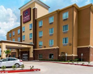 um hotel com um carro estacionado em frente em Comfort Suites Northwest - Cy - Fair em Houston