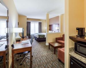 Kuchyň nebo kuchyňský kout v ubytování Comfort Suites Cotulla near I-35