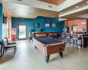 Biliár nebo kulečník v ubytování Comfort Suites Cotulla near I-35
