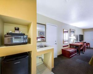 Kuchyň nebo kuchyňský kout v ubytování Econo Lodge Inn & Suites