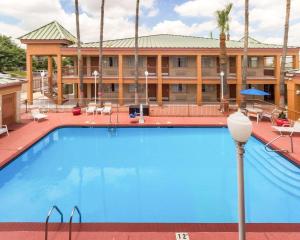 Bazén v ubytování Econo Lodge Inn & Suites nebo v jeho okolí
