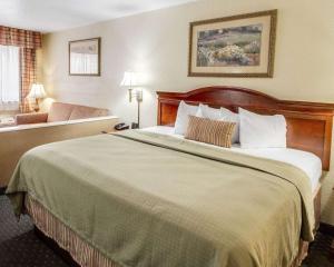 Postel nebo postele na pokoji v ubytování Econo Lodge Inn & Suites