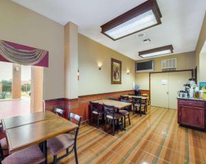 Kuchyň nebo kuchyňský kout v ubytování Econo Lodge Inn & Suites