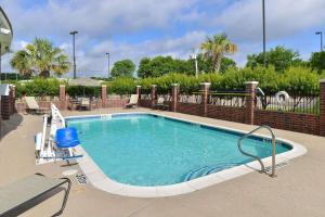 a large swimming pool in a resort at Comfort Inn & Suites Mexia in Mexia