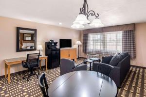 TV a/nebo společenská místnost v ubytování Quality Inn & Suites Plano East - Richardson