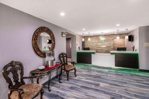 Posezení v ubytování Quality Inn & Suites Plano East - Richardson