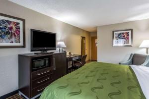 TV a/nebo společenská místnost v ubytování Quality Inn & Suites West El Paso I-10