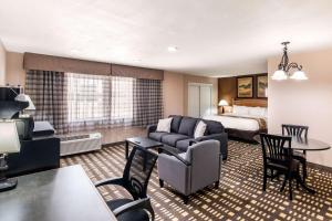 Posezení v ubytování Quality Inn & Suites Plano East - Richardson