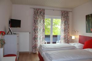 Habitación de hotel con 2 camas y ventana en Mohnhotel - Bergwirt Schrammel, en Zwettl