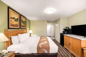 TV a/nebo společenská místnost v ubytování Quality Inn & Suites Plano East - Richardson