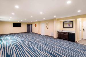 TV a/nebo společenská místnost v ubytování Quality Inn & Suites Plano East - Richardson