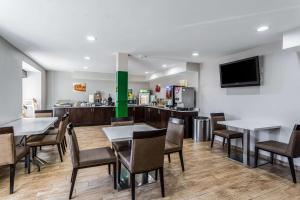 TV a/nebo společenská místnost v ubytování Quality Inn & Suites West El Paso I-10