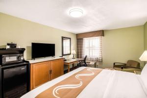 TV a/nebo společenská místnost v ubytování Quality Inn & Suites Plano East - Richardson