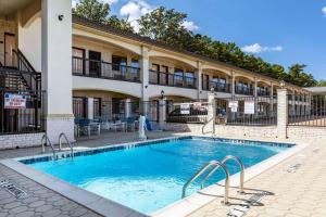 a swimming pool in front of a building at Motel 6-Tyler, TX in Tyler