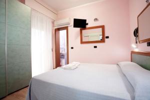 Postel nebo postele na pokoji v ubytování Hotel Vallechiara