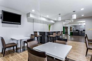 TV a/nebo společenská místnost v ubytování Quality Inn & Suites West El Paso I-10