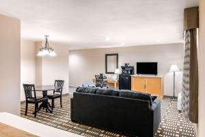 TV a/nebo společenská místnost v ubytování Quality Inn & Suites Plano East - Richardson