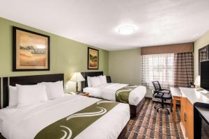 Postel nebo postele na pokoji v ubytování Quality Inn & Suites Plano East - Richardson