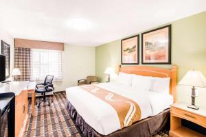 Postel nebo postele na pokoji v ubytování Quality Inn & Suites Plano East - Richardson