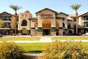 un gran edificio con palmeras delante en Hampton Inn & Suites Phoenix-Goodyear, en Goodyear