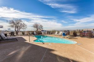 Bazén v ubytování Quality Inn & Suites West El Paso I-10 nebo v jeho okolí