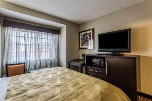 TV a/nebo společenská místnost v ubytování Quality Inn & Suites West El Paso I-10