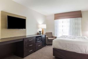 Vuode tai vuoteita majoituspaikassa Sleep Inn & Suites